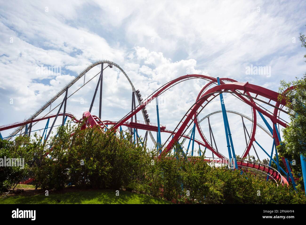 Salou, Spanien, 1. Mai 2020 - Dragon Khan Riders im Freizeitpark Port Aventura Stockfoto