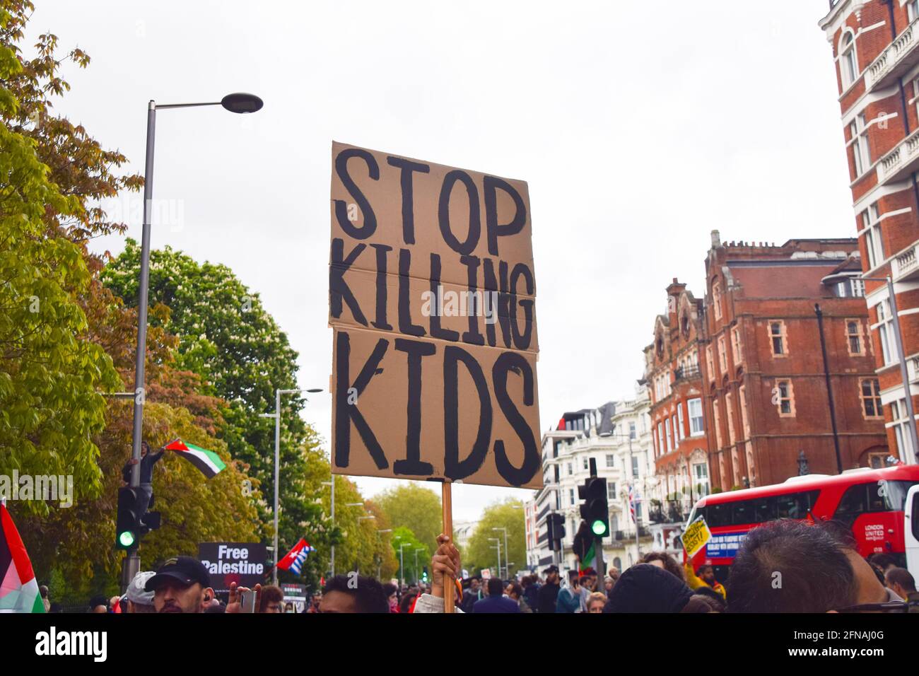 London, Großbritannien. Mai 2021. Demonstranten versammeln sich in der High Street Kensington vor der israelischen Botschaft zur Unterstützung Palästinas. Kredit: Vuk Valcic/Alamy Live Nachrichten Stockfoto