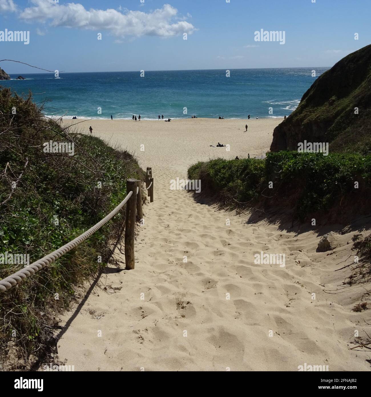 Porthcurno Beach, Cornwall, England, Großbritannien. 03,05,2021. Der wunderschöne goldene Sandstrand von Porthcurno, zwischen dem Felsen von Logans und der Minack Thea gelegen Stockfoto