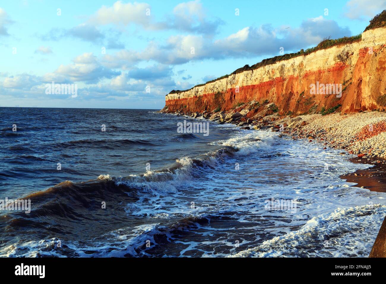 Hunstanton Cliffs, Streifenmuster, Streifen, Wellen, Flut, Surf, The Wash, Nordsee, Norfolk, England, VEREINIGTES KÖNIGREICH Stockfoto