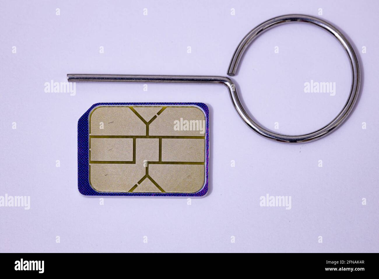 sim-Karte und Tool zum Einstecken in das Smartphone Stockfoto