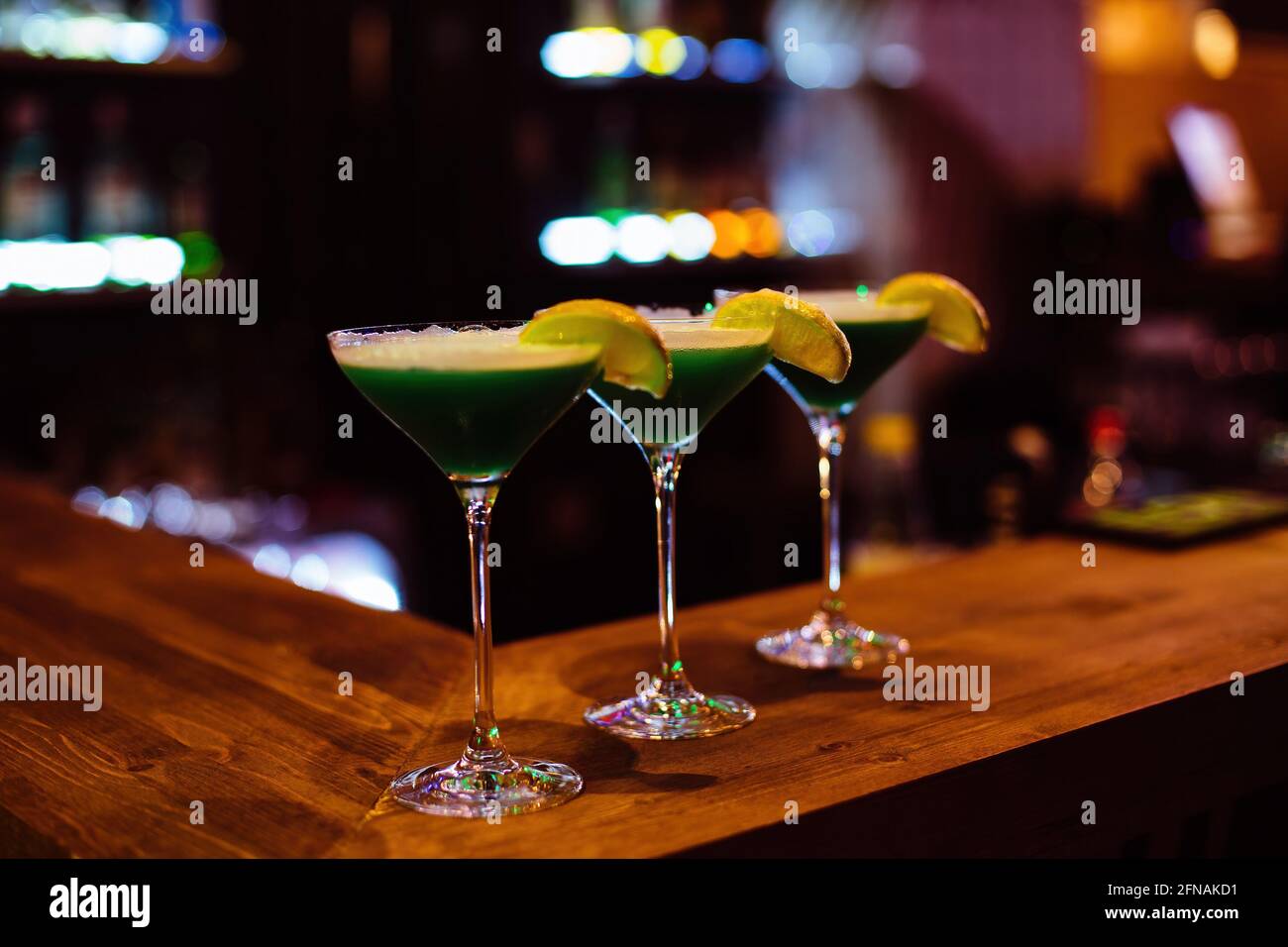 Gläser mit Cocktails an der Theke, selektiver Fokus. Stockfoto