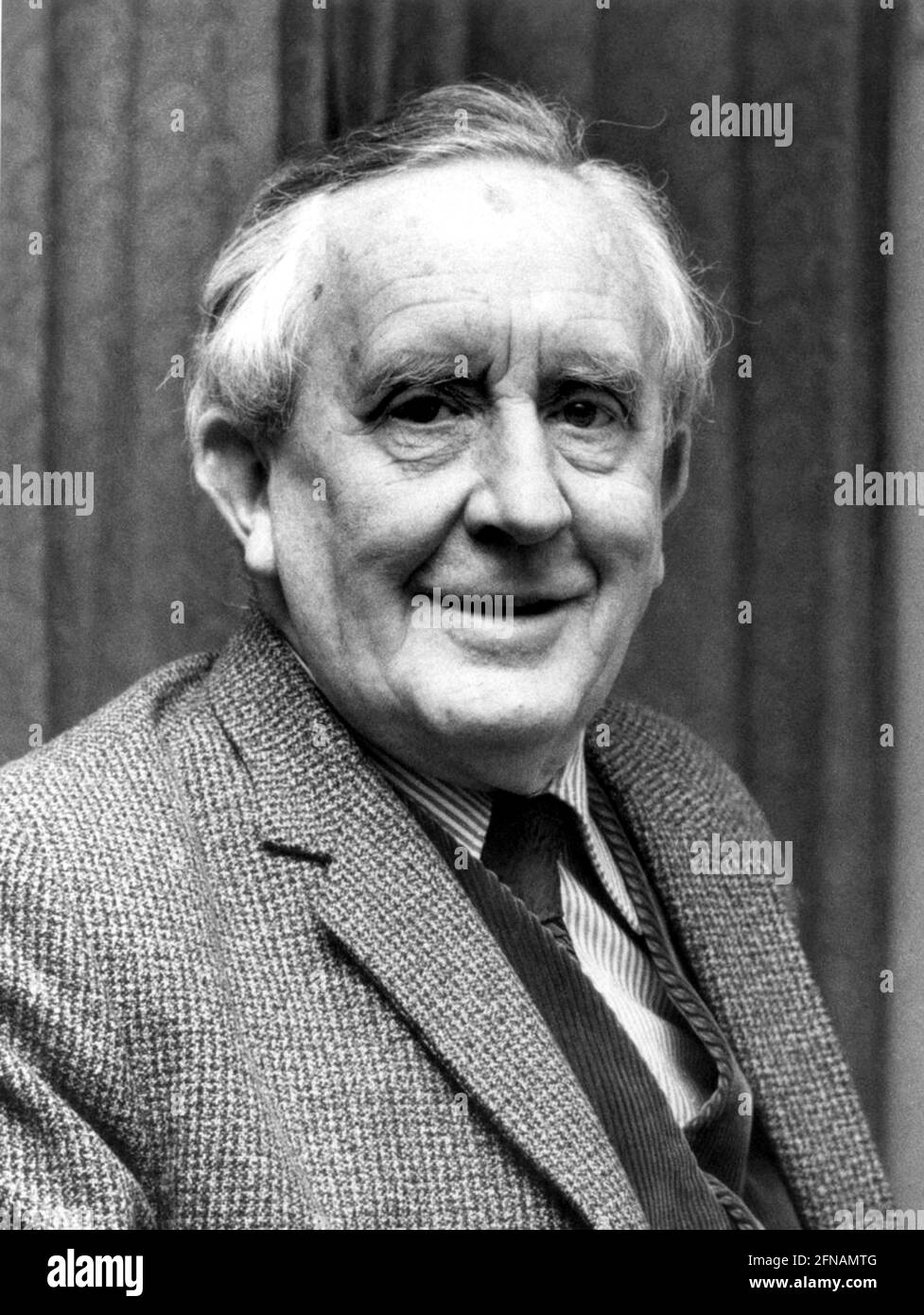 1967 Ca , GROSSBRITANNIEN : der gefeierte britische Fantasy-Schriftsteller J.R.R. TOLKIEN ( John Ronald Reuel , 1892 - 1973 ), Autor des Buches DER Herr DER RINGE ( Il Signore degli Anelli ), veröffentlicht von Allen & Unwin im Jahr 1954/1955 . Unbekannter Fotograf - SCHRIFTSTELLER - SCRITTORE - LETTERATURA - LITERATUR - letterato - HIGH FANTASY - Smile - sorriso ---- NICHT ZUR Verwendung durch PUBBLICITARY ---- NON PER USO PUBBLICITARIO --- nur zur redaktionellen Verwendung ---- Archivio GBB Stockfoto