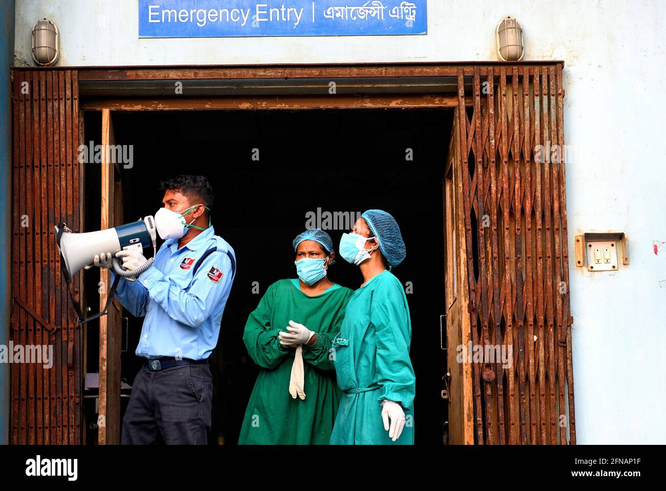 Kalkutta, Indien. Mai 2021. Die Sicherheitskräfte und das medizinische Personal sahen, wie sie wichtige Gesundheitsaktualisierungen für die mit Covid infizierten Familienmitglieder auf einem Megaphon ankündigten. Indien hat in den letzten 24 Stunden 307 423 neue Covid-19-Fälle und 4,010 Todesfälle verzeichnet, hauptsächlich aufgrund der schlechten Gesundheitsinfrastruktur des Landes. Kredit: SOPA Images Limited/Alamy Live Nachrichten Stockfoto