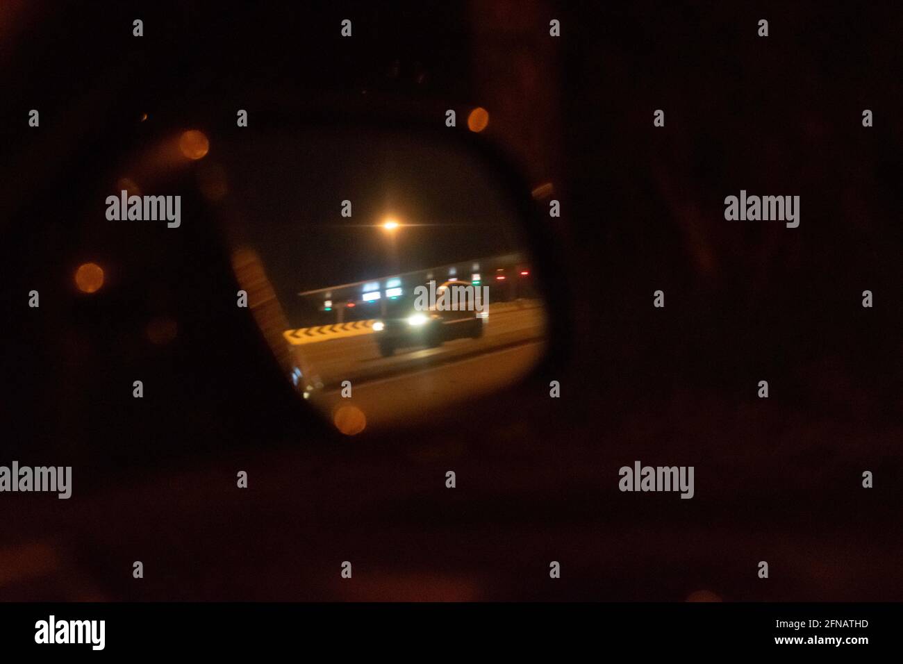 Stalker beobachten, unerwünschte und/oder wiederholte Überwachung durch eine Person oder Gruppe gegenüber einer anderen Person. Belästigen anderer Fahrer. Stockfoto