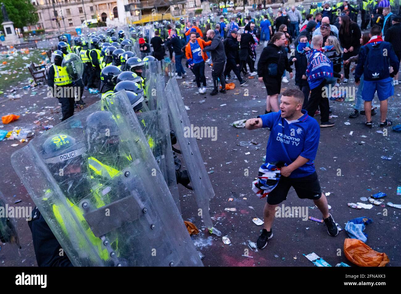 Glasgow, Schottland, Großbritannien. 15 Mai 202. Fußballfans der Rangers, die den 55. Ligasieg feiern, werden am Samstagabend von der Polizei im Bereitschaftsspiel vom George Square geräumt. In sehr gewalttätigen Szenen wurde die Polizei mit Flaschen und Gegenständen von einer nahegelegenen Baustelle beworfen, als die Polizei die Anhänger in die südwestliche Ecke des Platzes drängte. PIC; die Polizei wird von wütenden Rangers-Fans konfrontiert. Iain Masterton/Alamy Live News. Stockfoto