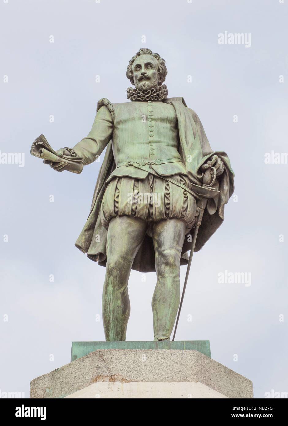 Spanien, Madrid - 6. März 2021: Statue von Miguel de Cervantes Saavedra. Errichtet vor dem spanischen Abgeordnetenkongress in Madrid. Von Antonio Sola in Stockfoto