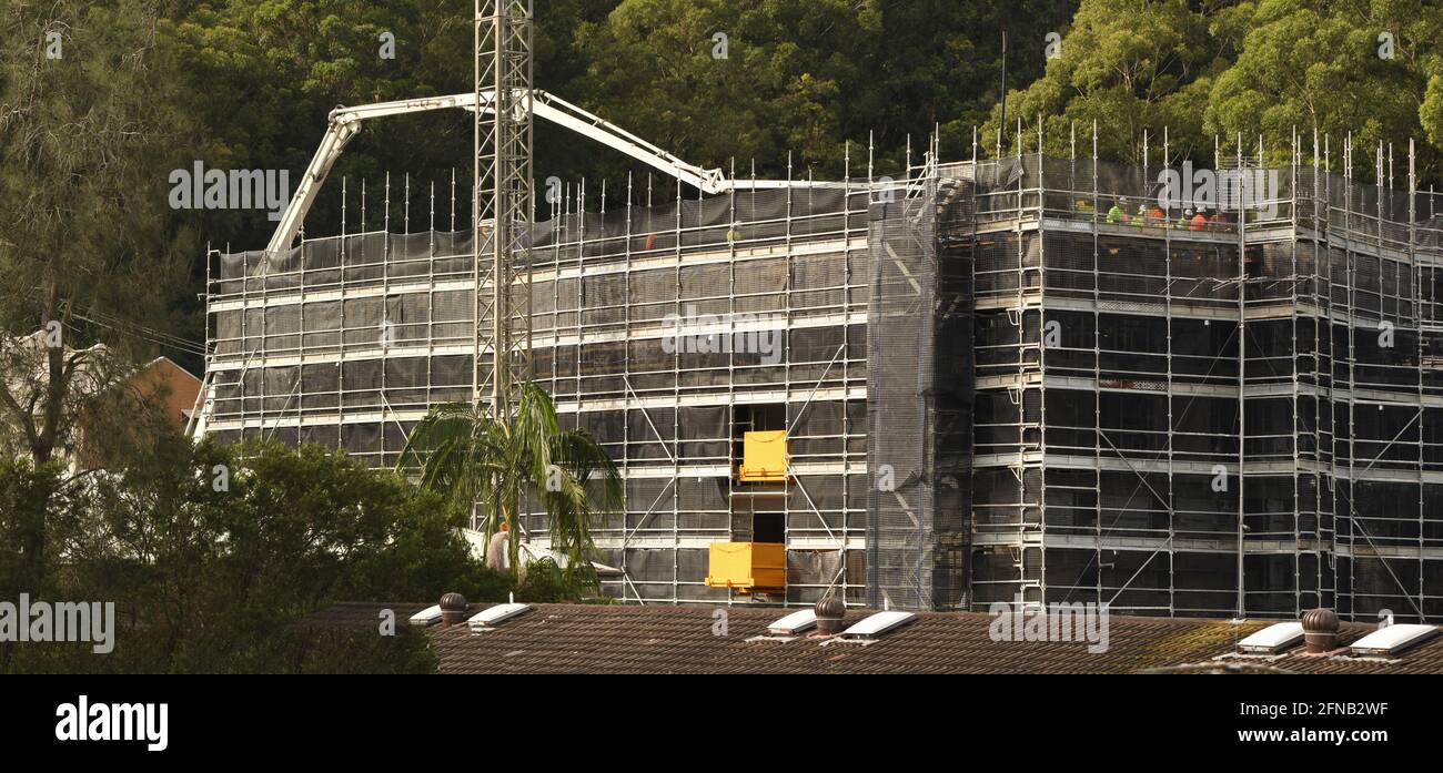 April 7. 2021. Großes Panoramabild einer Betonboom-Pumpe, die Material an die neuen Wohneinheiten für Sozialwohnungen liefert, die an der 56-58 Beane St. entwickelt wurden Stockfoto
