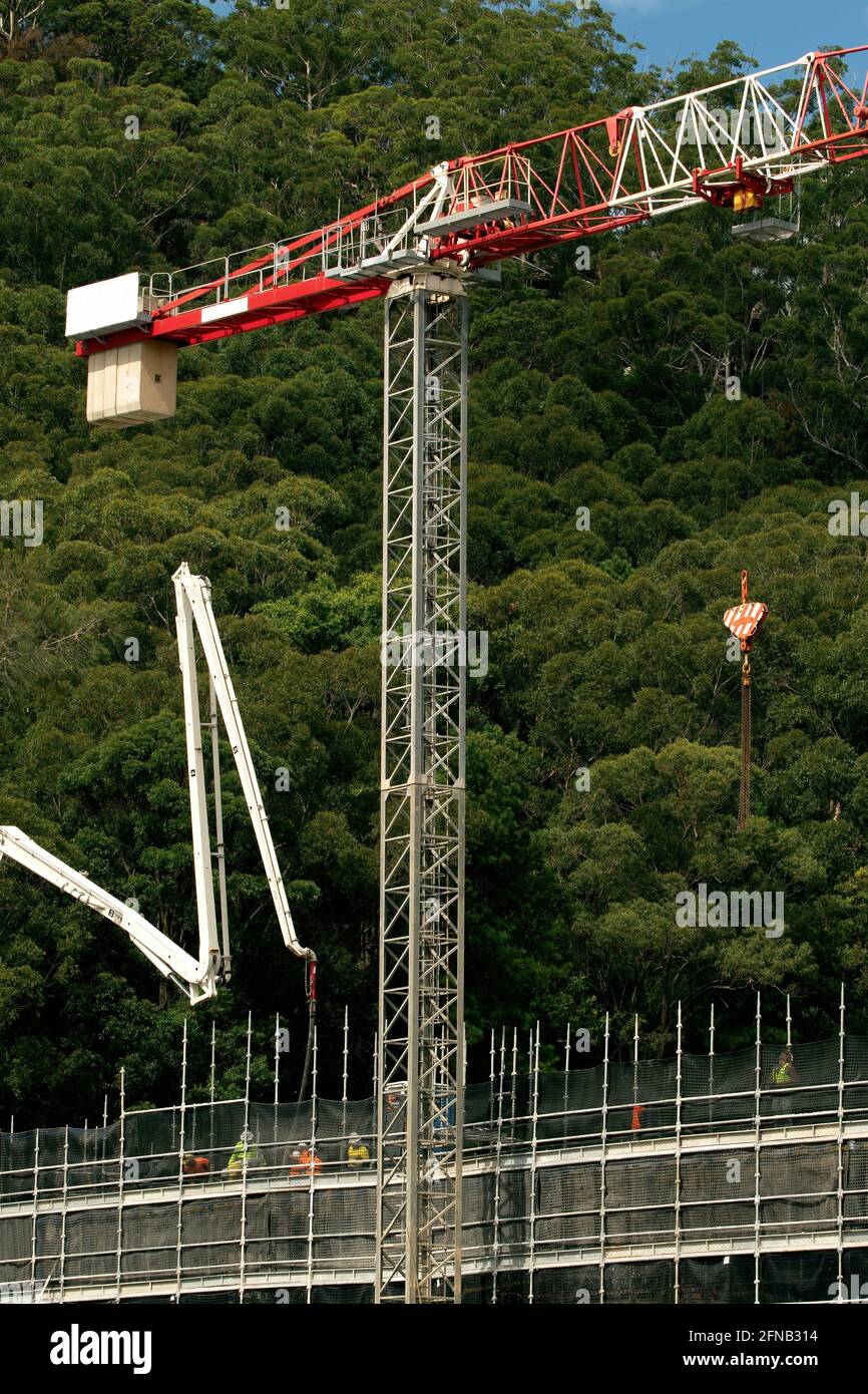 7. April 2021. Betonboom-Pumpe liefert Material auf die neue Baustelle mit Buschland-Hintergrund. Soziale Wohneinheiten bei 56-58 Beane St Gosford. Stockfoto