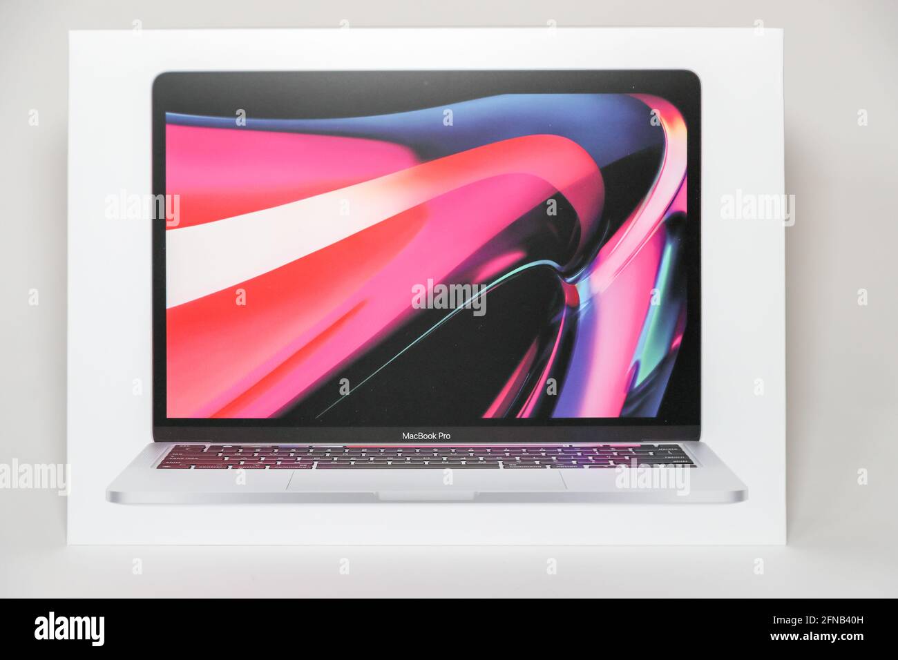 Princeton New Jersey Mai 15 2021:Apple M1 Touch Bar und ein Touch ID Sensor integriert in den Power Button, hergestellt von Apple Inc. Auf weißem Hintergrund. - Stockfoto