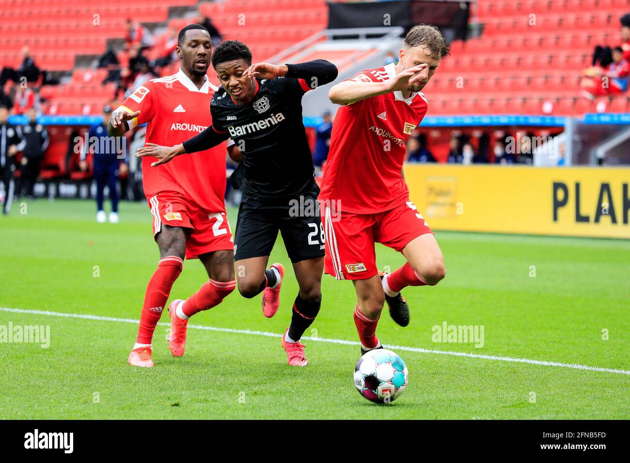 Leverkusen. Mai 2021. Demarai Gray (C) aus Leverkusen steht mit Marvin Friedrich (R) von der Union Berlin während eines Bundesliga-Spiels zwischen Bayer 04 Leverkusen und dem FC Union Berlin am 15. Mai 2021 in Leverkusen. Quelle: Xinhua/Alamy Live News Stockfoto