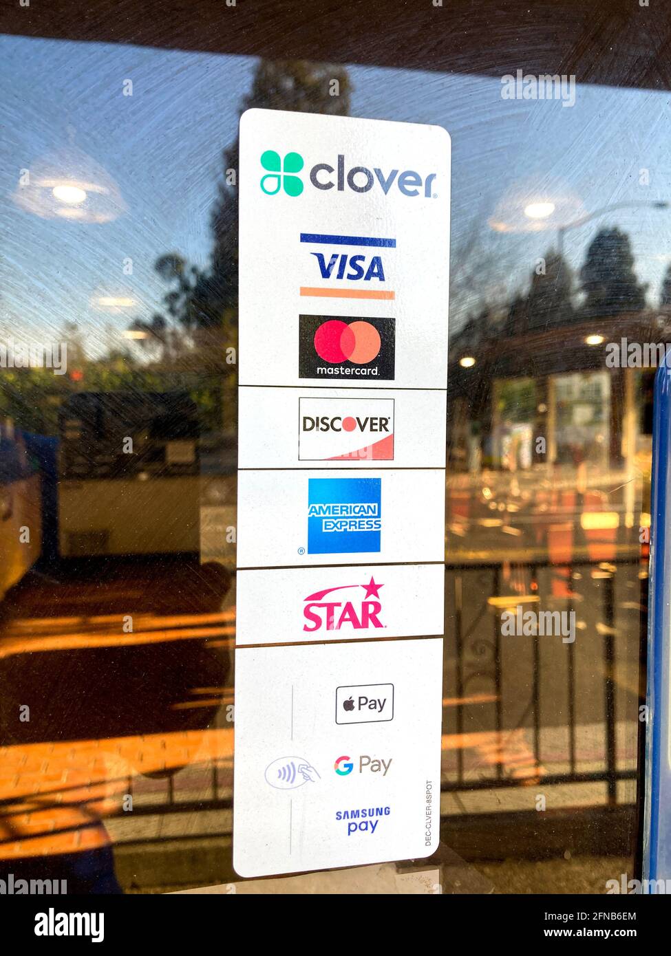 Clover Network, MasterCard, VISA, American Express, Discover, Star, Apple Pay, Google Pay, Samsung Pay kontaktlose Zahlungsoptionen werden auf einer Auflösung beworben Stockfoto