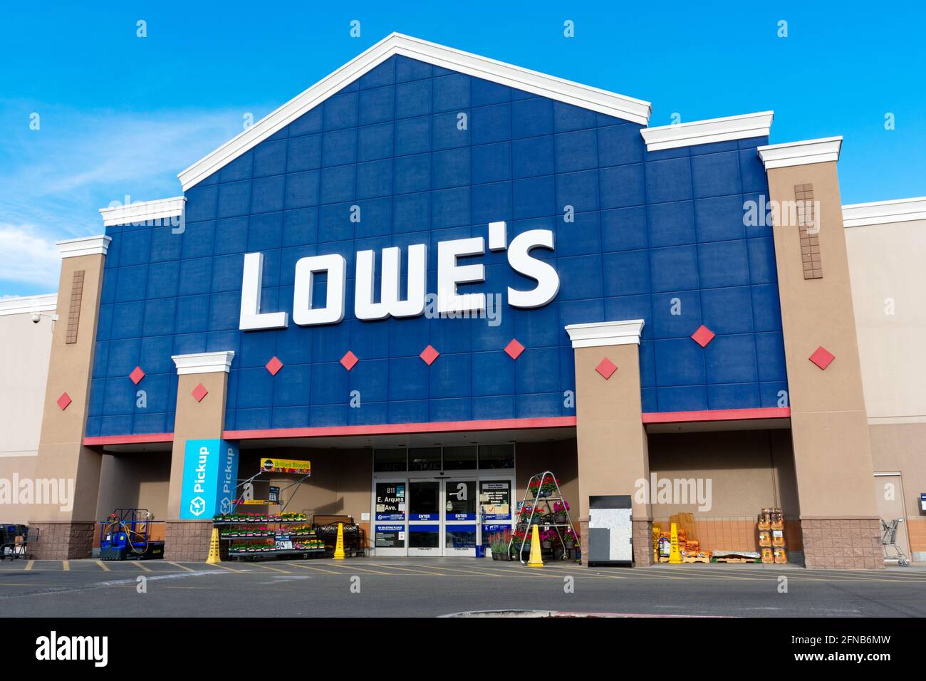 Lowes Store Fassade, Eingang und außen. Lowes ist ein amerikanisches Einzelhandelsunternehmen, das sich auf Heimwerkerbedarf spezialisiert hat - Sunnyvale, California, USA - 2021 Stockfoto