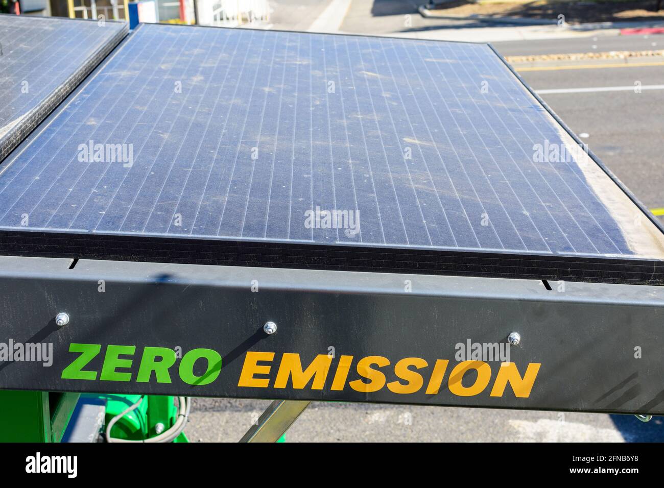 Null-Emission-Zeichen auf der Seite des mobilen Solarpanels Mit Staub bedeckt Stockfoto