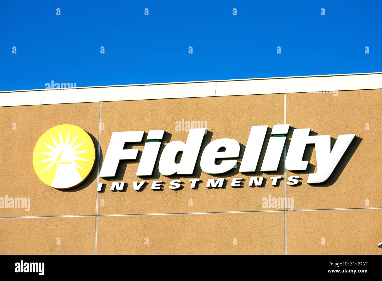 Fidelity Investments Zeichen, Logo auf der Außenfassade eines Finanzdienstleistungsunternehmens - San Jose, Kalifornien, USA - 2021 Stockfoto