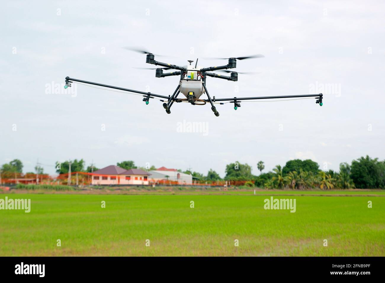 Innovationskonzept Flugdrohne, Einsatz von Luftdrohnen für die Landwirtschaft Stockfoto