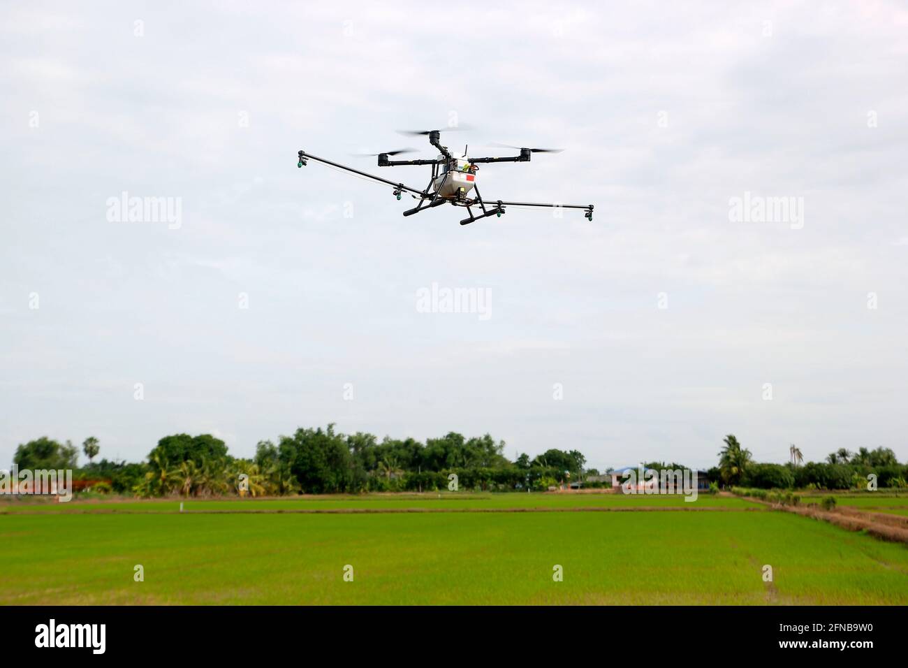 Innovationskonzept Flugdrohne, Einsatz von Luftdrohnen für die Landwirtschaft Stockfoto