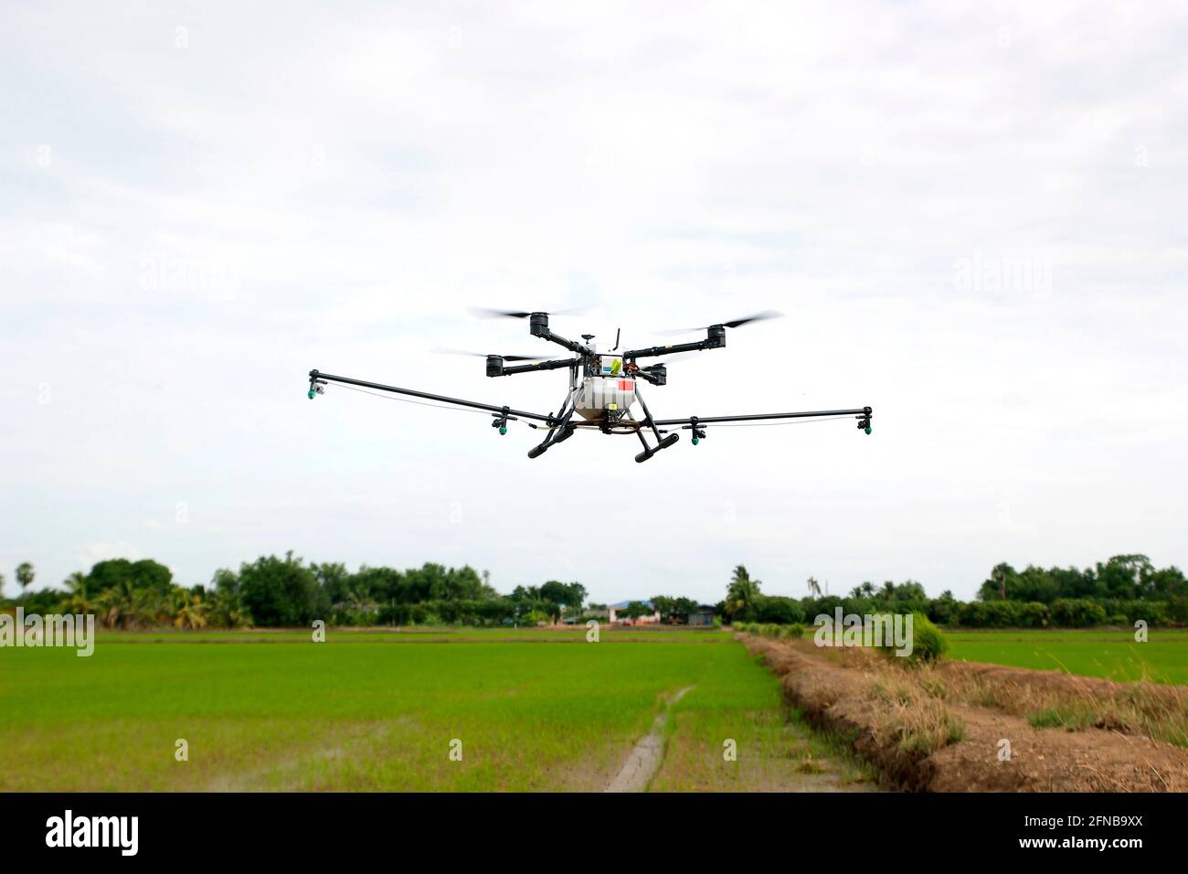 Innovationskonzept Flugdrohne, Einsatz von Luftdrohnen für die Landwirtschaft Stockfoto
