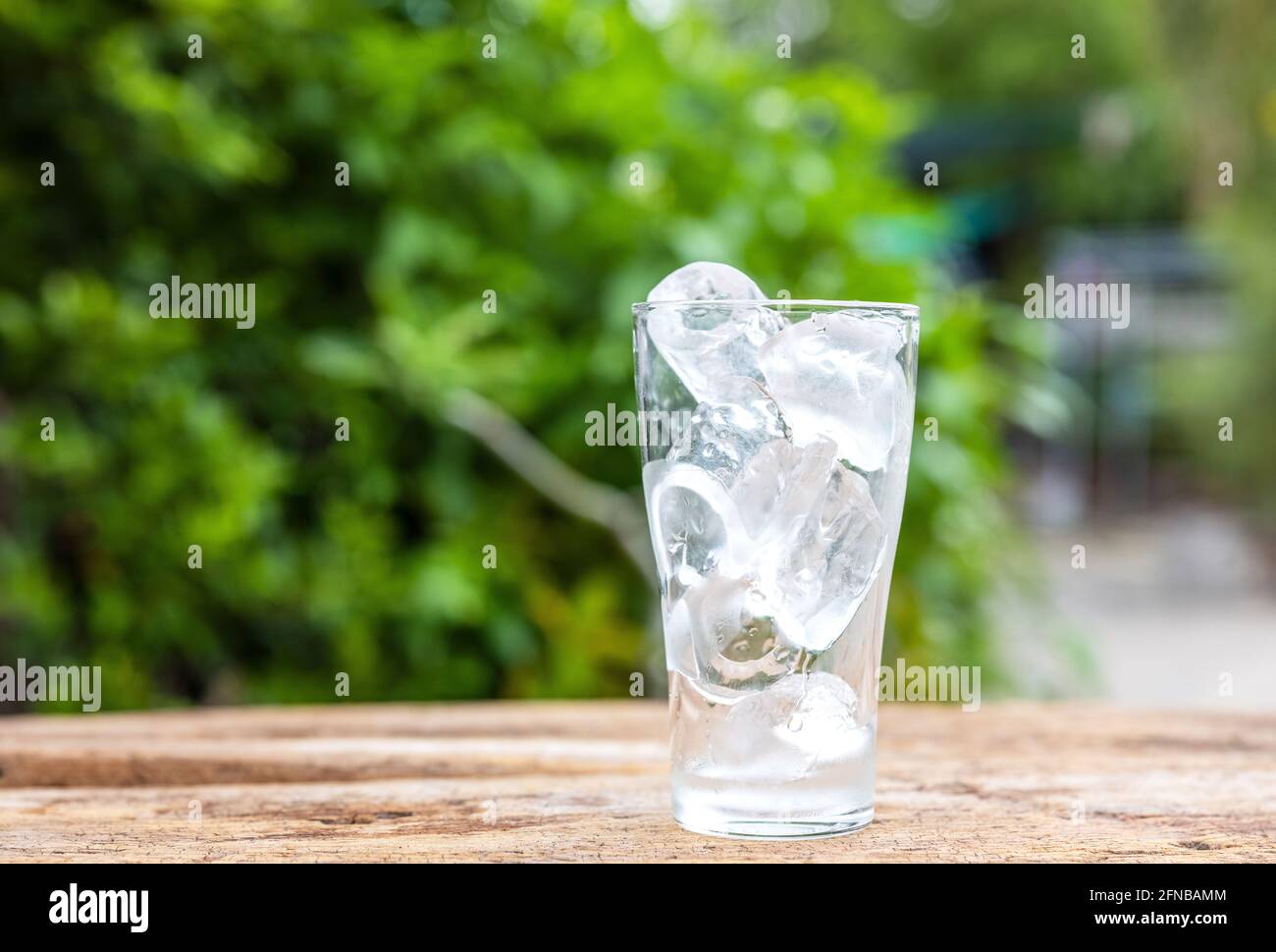 Gläser mit Eiswürfeln auf Holztisch Natur Hintergrund. Stockfoto