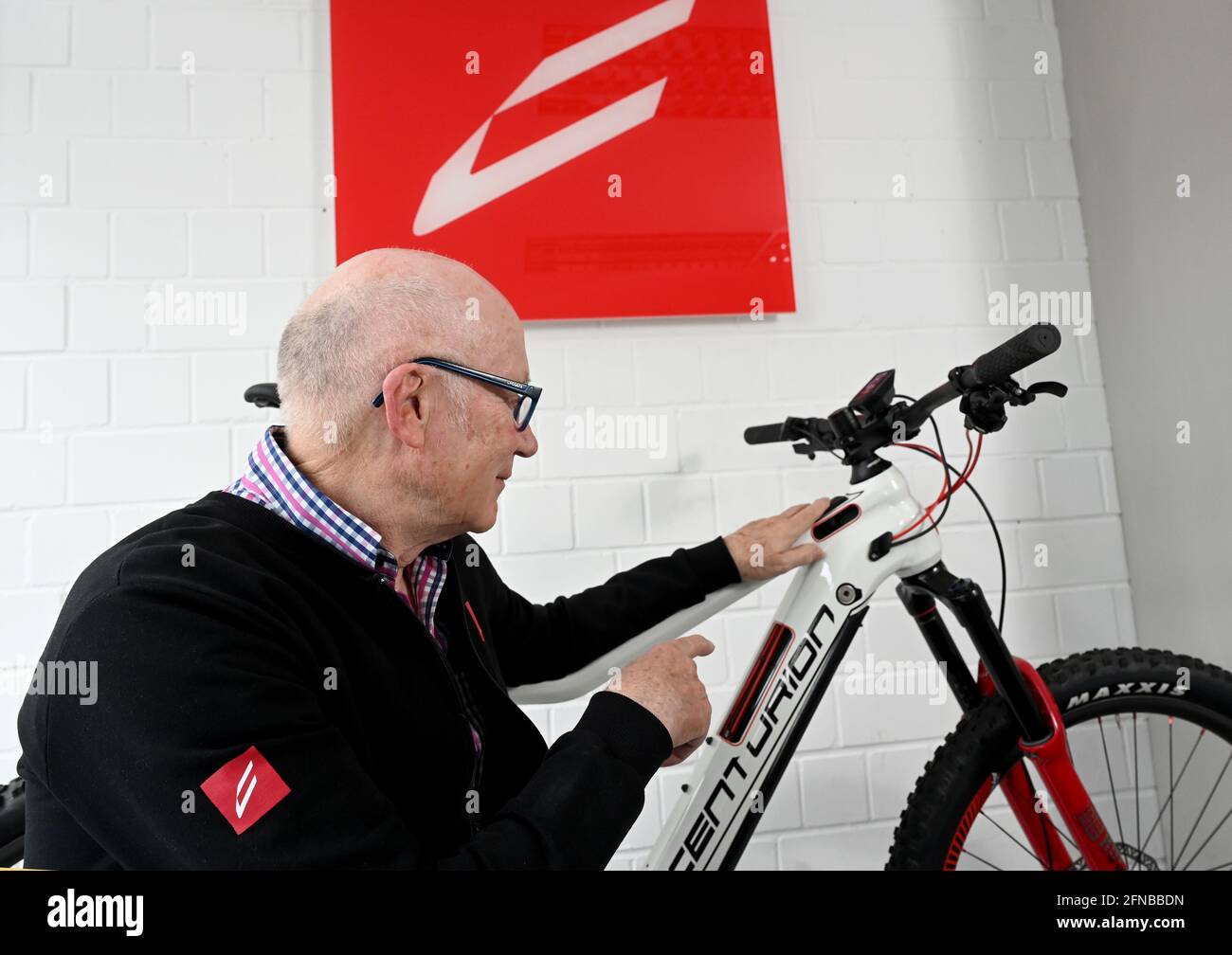 Stuttgart, Deutschland. Mai 2021. Wolfgang Renner, Bike-Pionier der Marke  Centurion, steht in seiner Entwicklungsabteilung neben einem  E-Mountainbike. Aufgrund des aktuellen Fahrradauslegers werden mehr  Fahrräder angefordert, als hergestellt werden ...