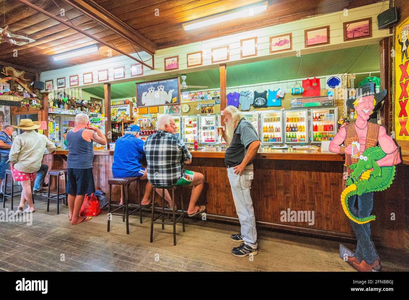 Kunden im Walkabout Creek Hotel, das im Film „Crocodile Dundee“ in McKinlay, Central Queensland, QLD, Australien, zu sehen ist. Stockfoto