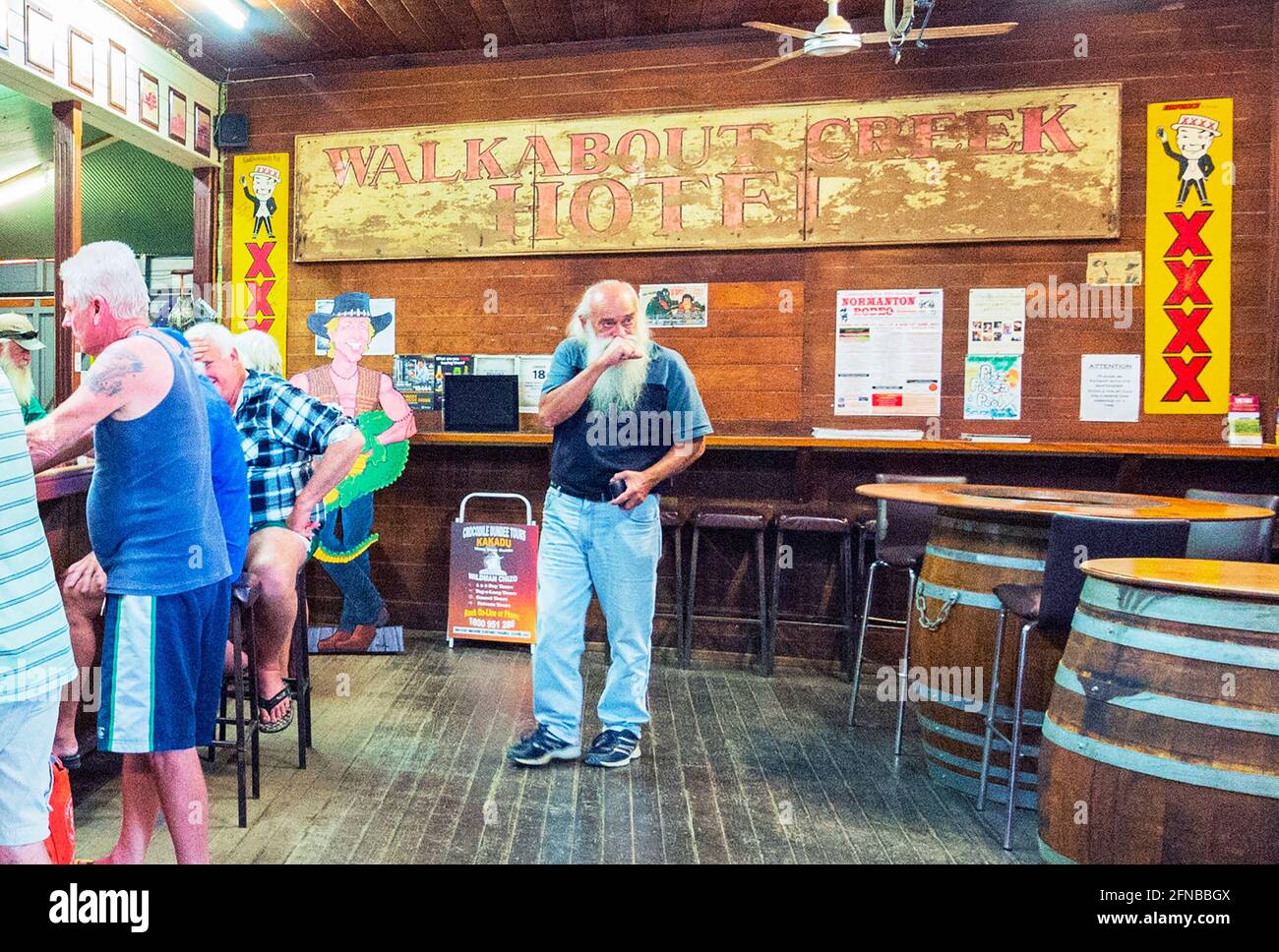 Älterer Mann mit einem langen weißen Bart im Walkabout Creek Hotel, der in dem Film von Crocodile Dundee, McKinlay, Queensland, QLD, Australien, zu sehen ist. Stockfoto