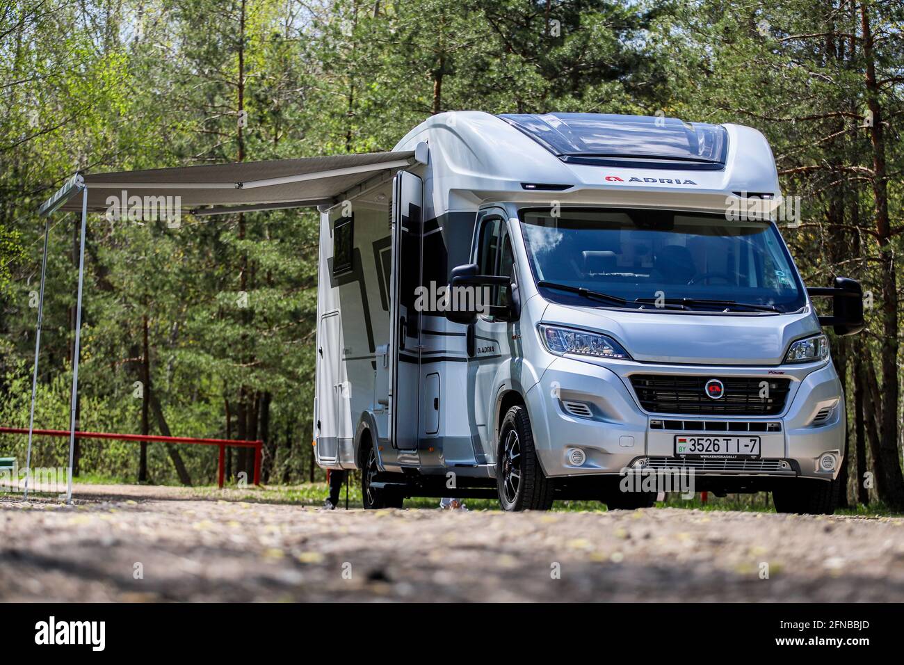 Weißrussland - 11.05.2021 - Wohnmobil. Mobilheim auf einer Autobahn. Haus auf Rädern. Stockfoto