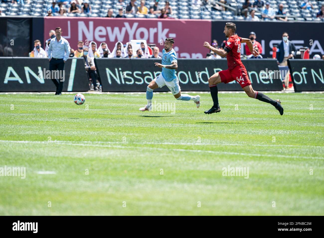 New York, Usa. Mai 2021. Omar Gonzalez (44) vom FC Toronto und Valentin Castellanos (11) vom NYCFC jagen den Ball während des regulären MLS-Spiels im Yankees Stadium in New York am 13. Mai 2021. Das Spiel endete in der Auslosung 1 - 1. (Foto von Lev Radin/Sipa USA) Quelle: SIPA USA/Alamy Live News Stockfoto