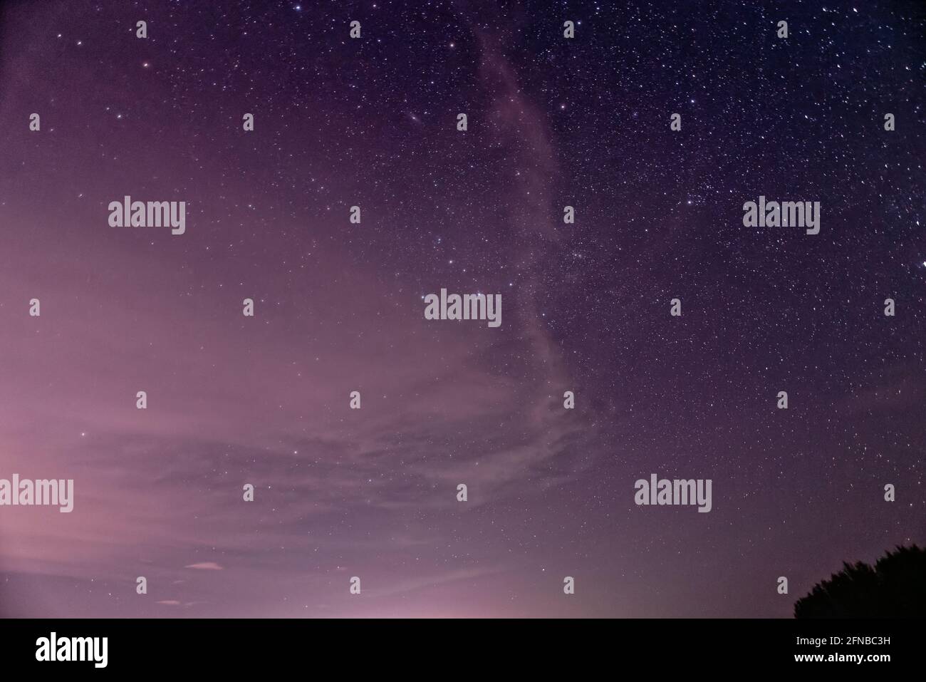 Lila Nachthimmel voller Sterne als Hintergrund Stockfoto