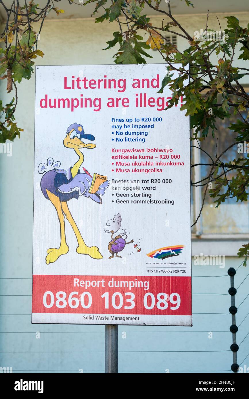 Schild, Vermüllung und illegales Dumping, Meldung und Information über Umweltverschmutzung, Warnung des öffentlichen Dienstes in Kapstadt, Südafrika Stockfoto