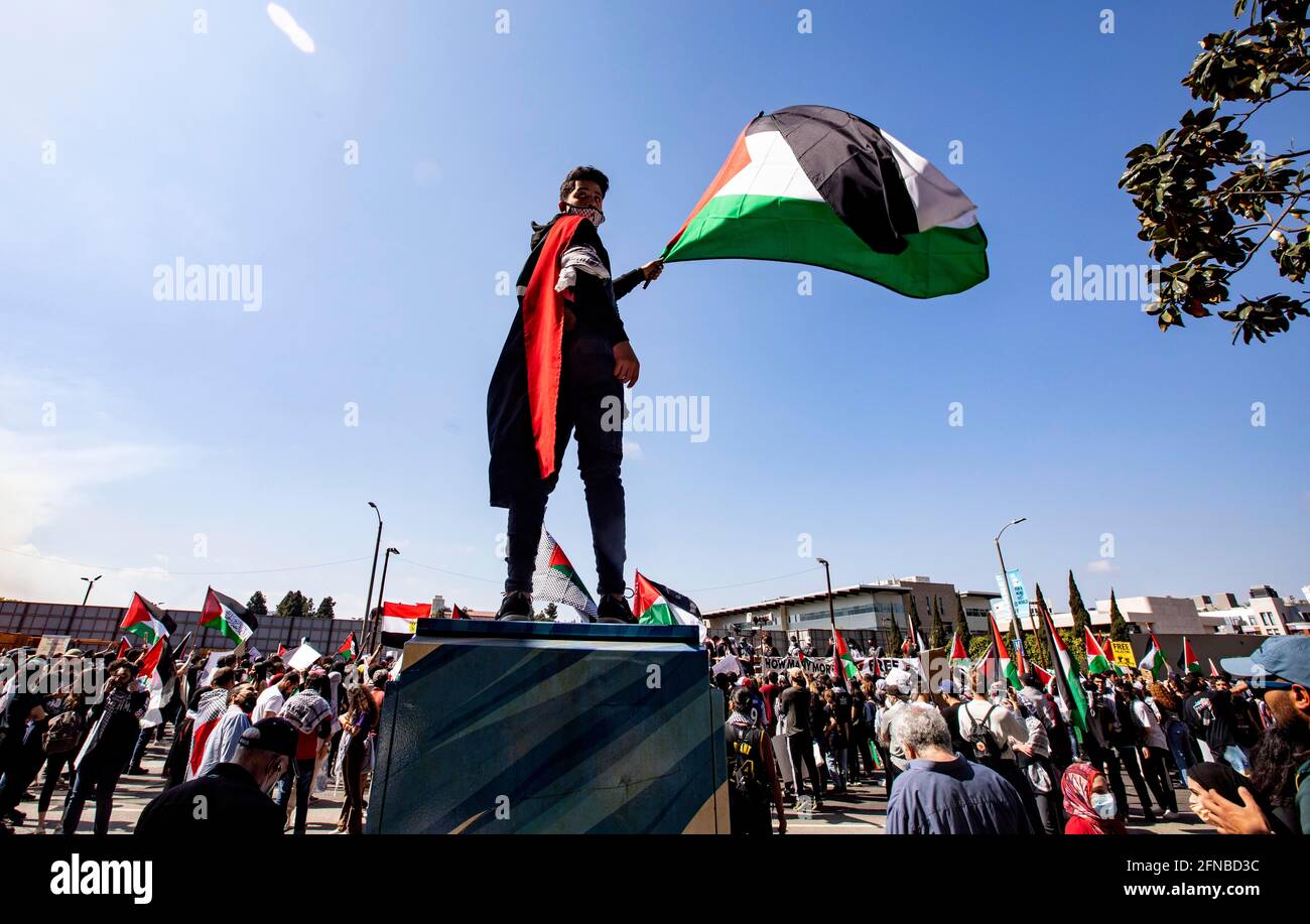 Los Anglees, Kalifornien, USA. Mai 2021. Muad Edali schwenkt eine palästinensische Flagge, als er sich Tausenden von Demonstranten zur Unterstützung Palästinas anschloss, die sich vor dem Federal Building im Westwood-Gebiet von Los Angeles versammelten. Die Kundgebung wurde von der palästinensischen Jugendbewegung organisiert. Quelle: Jill Connelly/ZUMA Wire/Alamy Live News Stockfoto