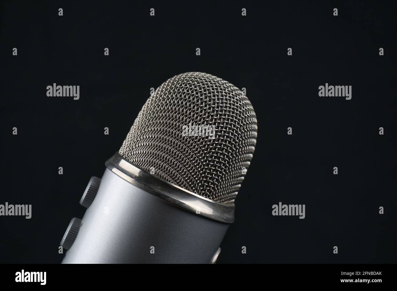 studio-Mikrofon zur Aufnahme von Podcast auf schwarzem Hintergrund. Objekt Stockfoto