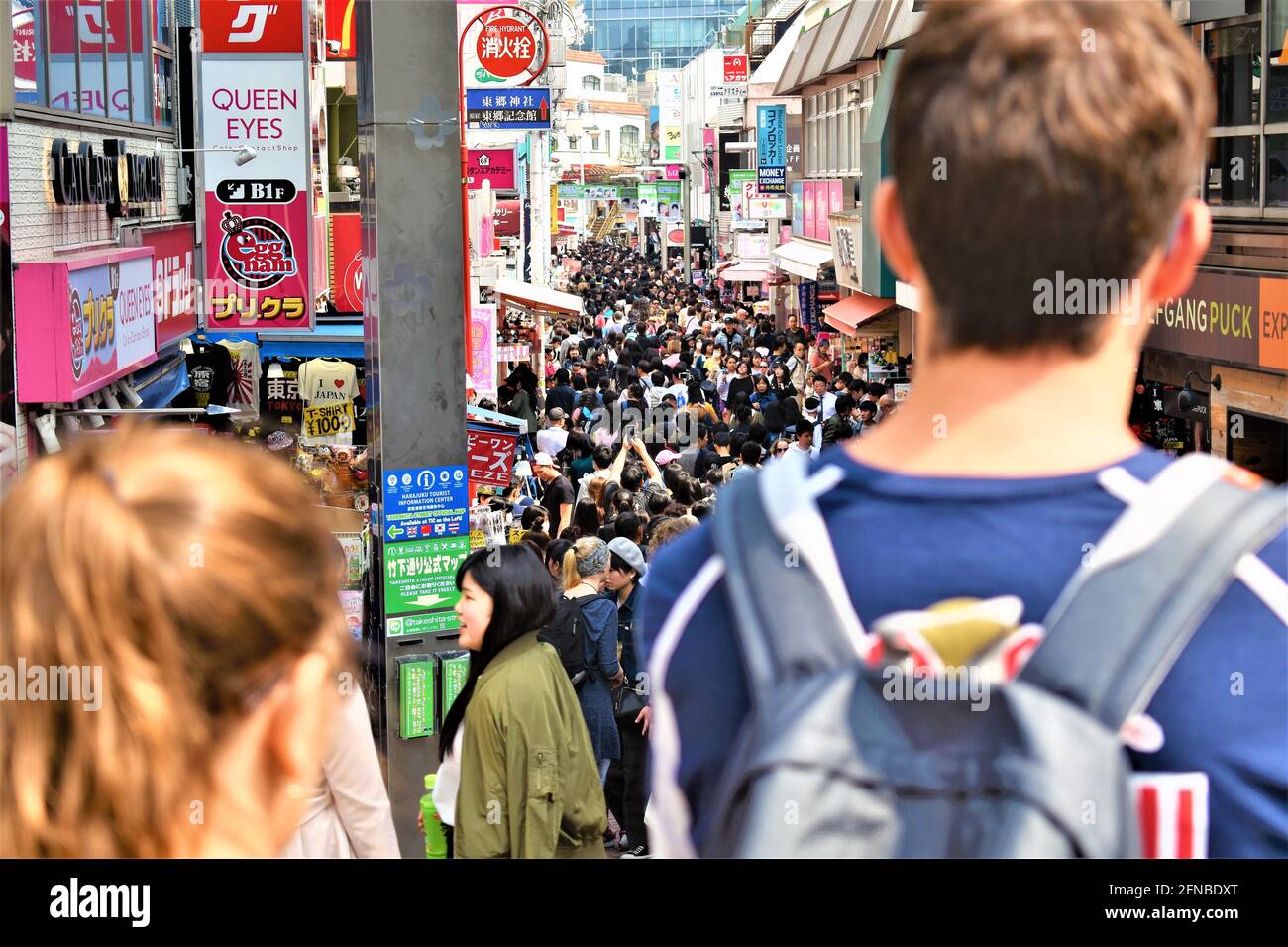 Die Takeshita Street in Harajuku, Tokio, ist voll von Einkäufern und mit Boutiquen, Cafés und Restaurants gesäumt Stockfoto