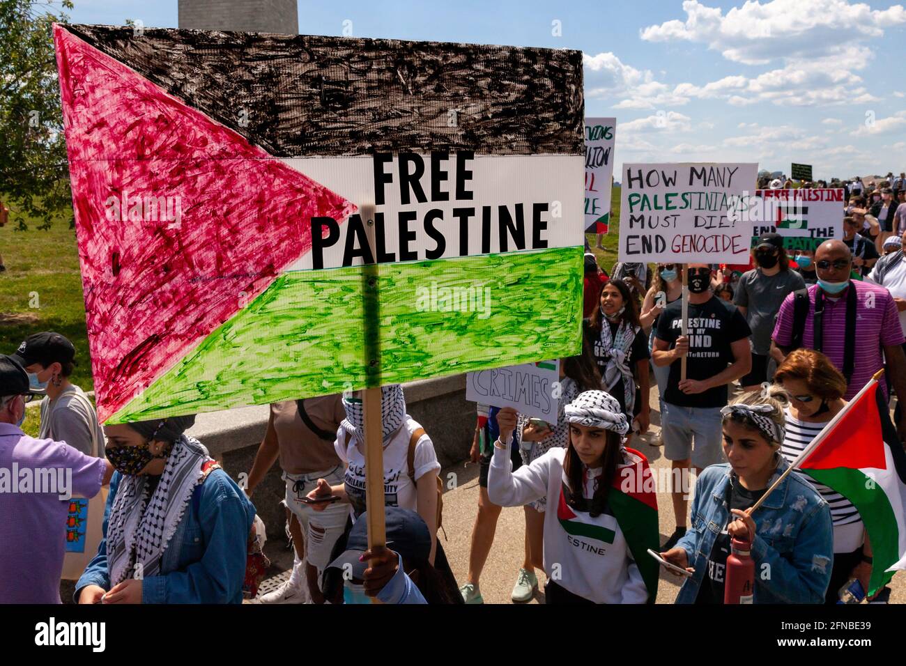 Washington, DC, USA. Mai 2021. Im Bild: Einige der 1000 Demonstranten, die sich auf dem Weg zum Beginn des Marsches nach Palästina zum 73. Jahrestag der Nakba, der israelischen Festnahme Palästinas im Jahr 1948, aufmachen. Das Datum gewinnt in diesem Jahr aufgrund der israelischen Invasion der Al Aqua Moschee in Jerusalem und der Luftangriffe in Gaza an Bedeutung. Kredit: Allison Bailey/Alamy Live Nachrichten Stockfoto