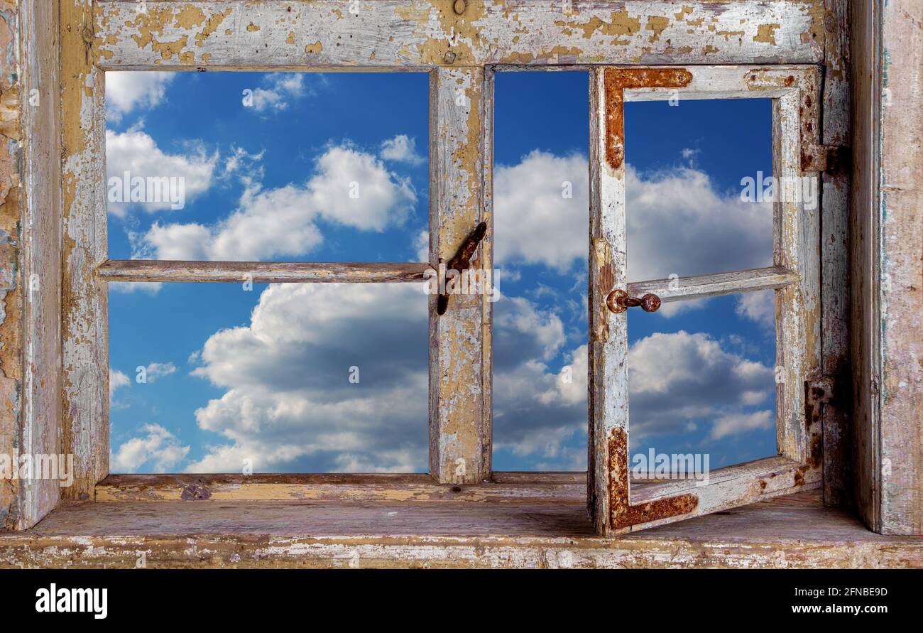 Blick durch ein Holzfenster in den Wolkenhimmel Stockfoto