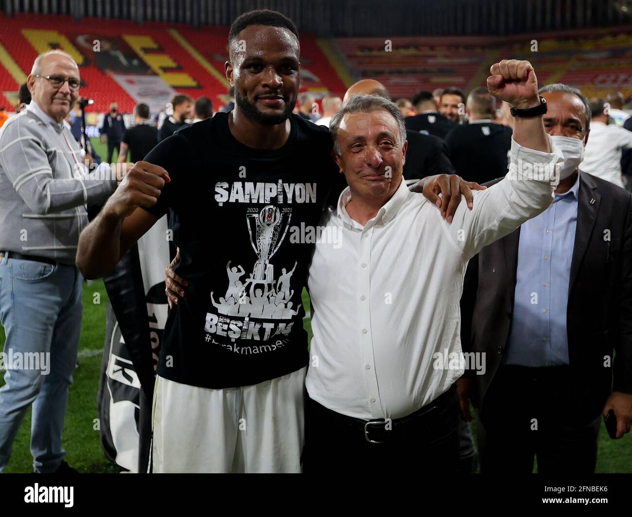 IZMIR, TÜRKEI - 15. MAI: Besiktas feiert Meisterschaft während des türkischen Super Lig-Spiels zwischen Goztepe und Besiktas im Goztepe Gursel Aksel Stad Stockfoto