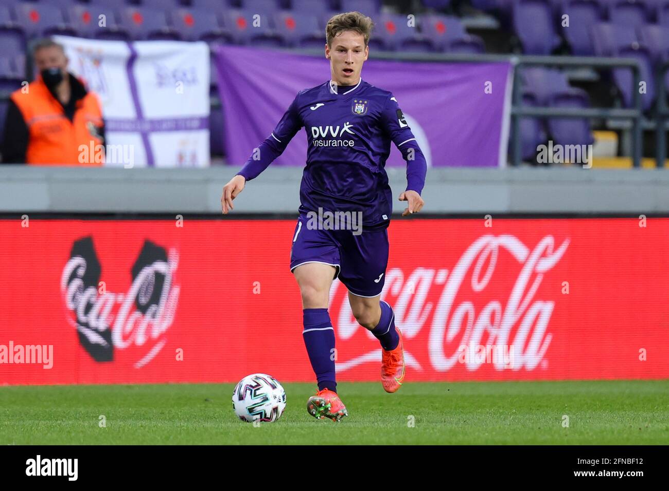 .15-05-2021: Voetbal: RSC Anderlecht / KRC Genk: Brussel ANDERLECHT, BELGIEN - MAI 15: Yari Verschaeren vom RSC Anderlecht kontrolliert den Ball während des Th Stockfoto