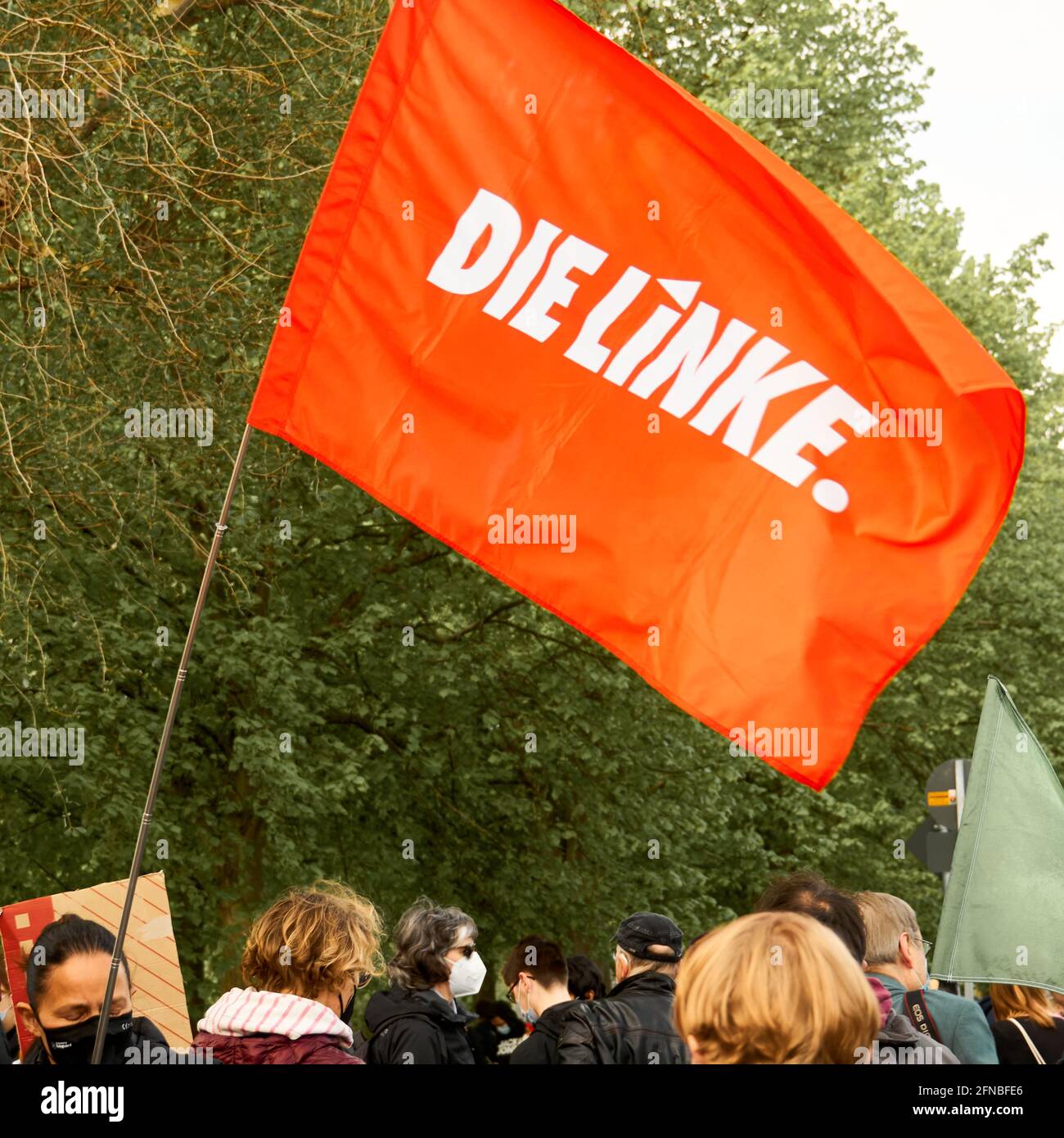Braunschweig, 15. Mai 2021, Demonstration Parteitag der AFD: Rote Fahne der  linken Partei, die Linke, fliegt über die Köpfe der Demonstranten  Stockfotografie - Alamy