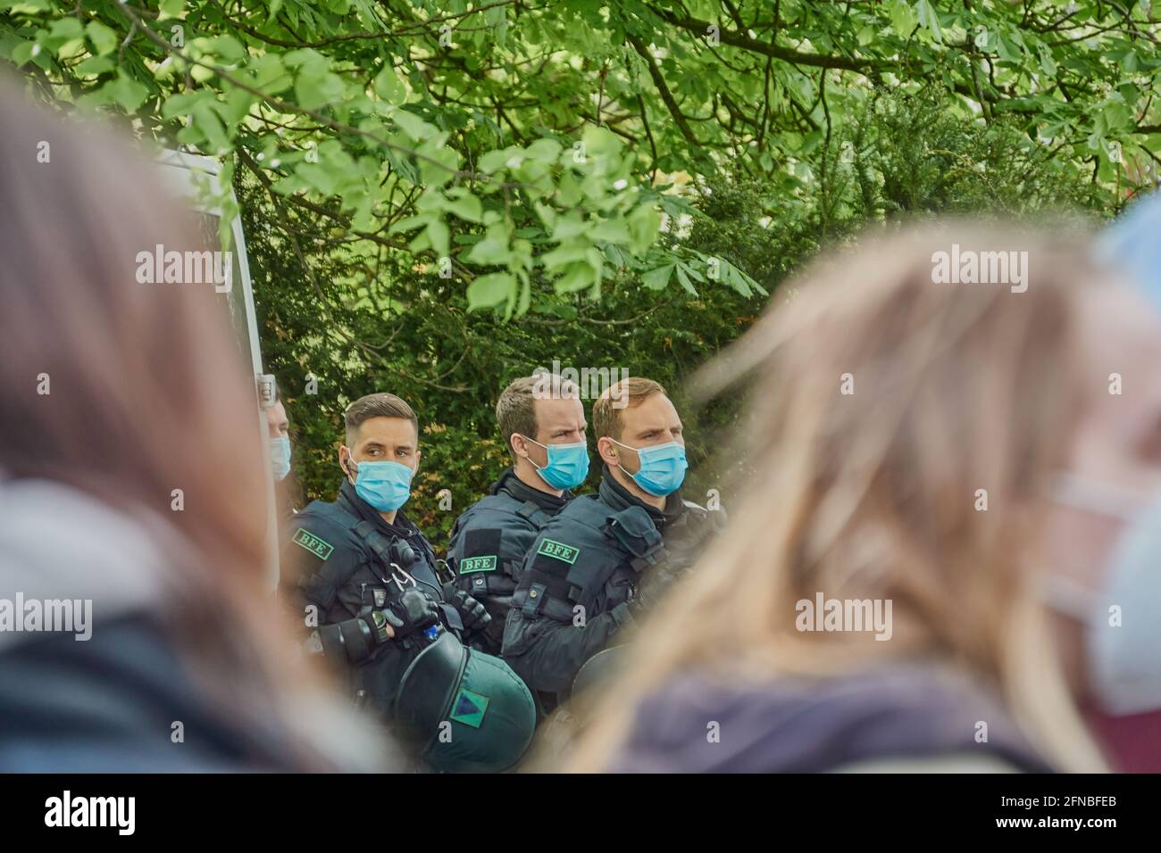 Braunschweig, 15. Mai 2021, Demonstration Parteitag der AFD: Deutscher Polizist mit blauen medizinischen Gesichtsmasken, absichtlich umrahmt Stockfoto
