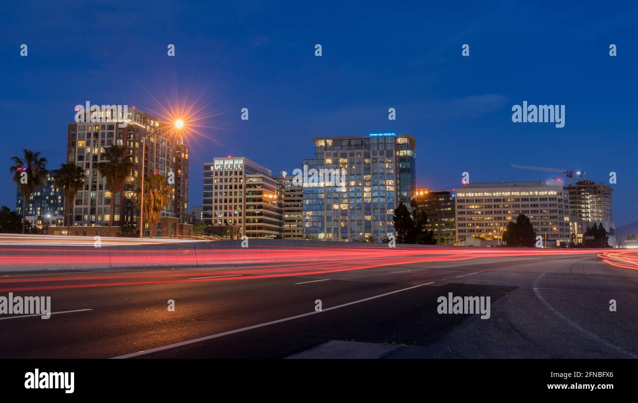 San Jose Downtown und Car Light Trails auf der California State Route 87 während der Blue Hour. San Jose, Kalifornien, USA. Stockfoto