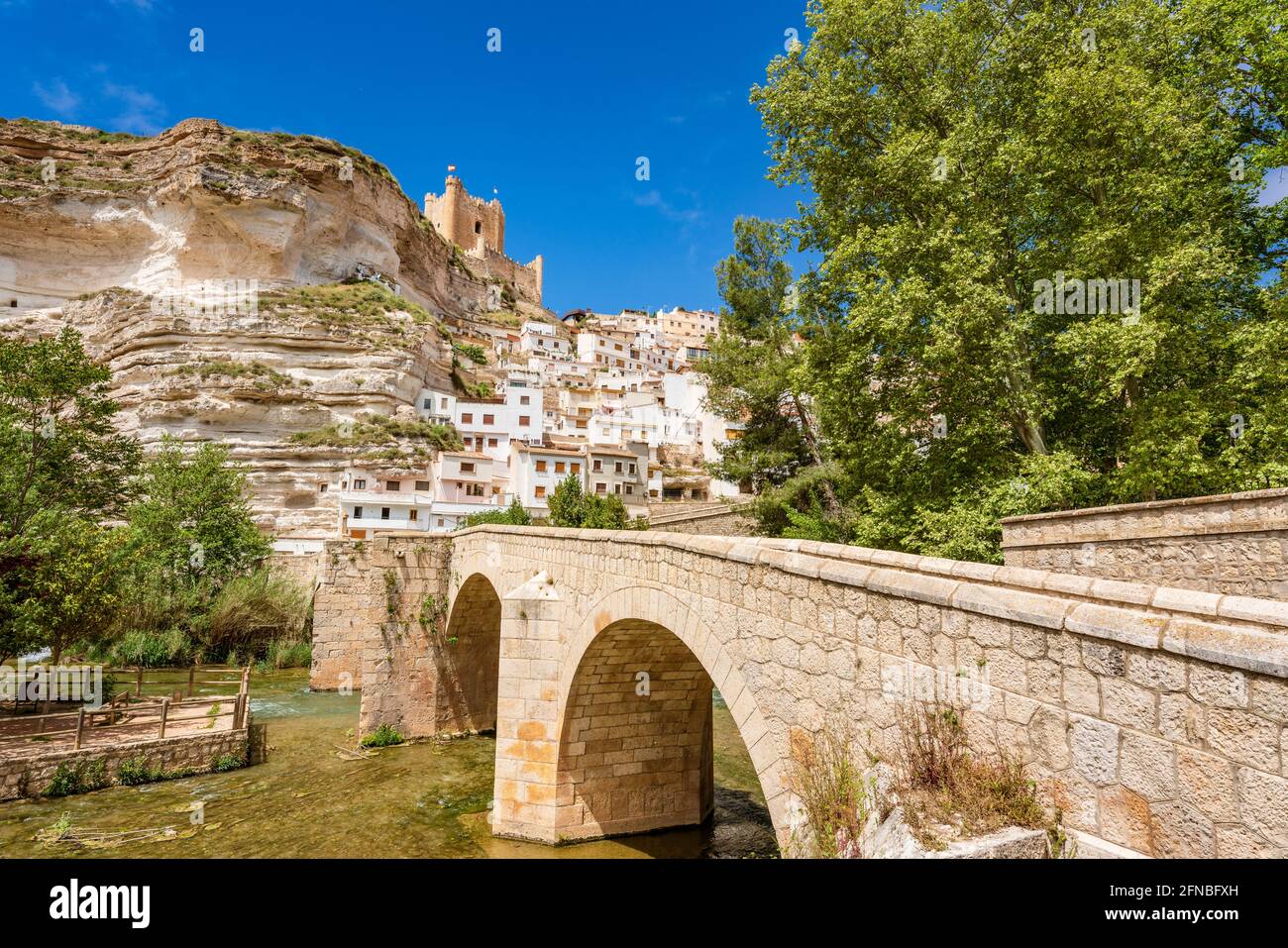 Alcala del Jucar, Spanien. Malerische und touristische weiße Stadt in einem Fluss Jucar Mäander mit einer Steinbrücke. Stockfoto
