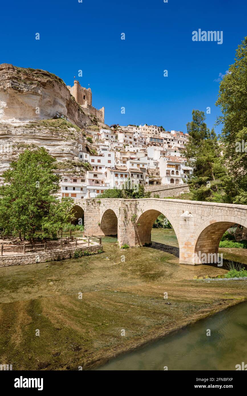 Alcala del Jucar, Spanien. Malerische und touristische weiße Stadt in einem Fluss Jucar Mäander mit einer Steinbrücke. Stockfoto