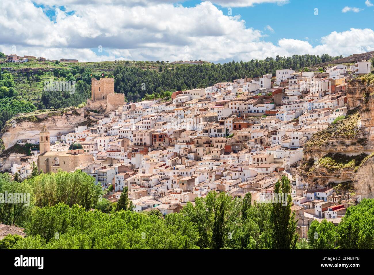 Blick auf die weiße spanische Stadt mit Burg und Glockenturm, Alcala del Jucar, Castilla La Mancha, Spanien Stockfoto