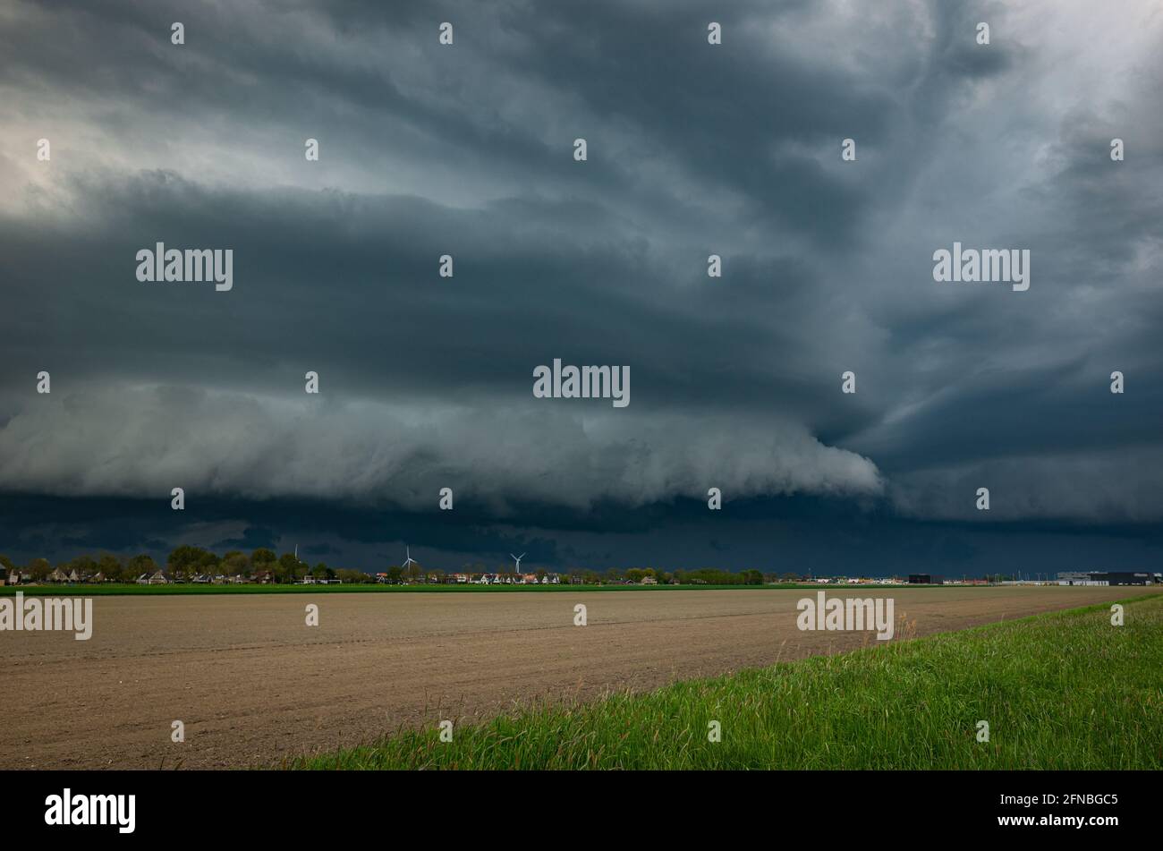 Kommende Schelfwolke eines starken Gewitters über den Holländern Unis Stockfoto