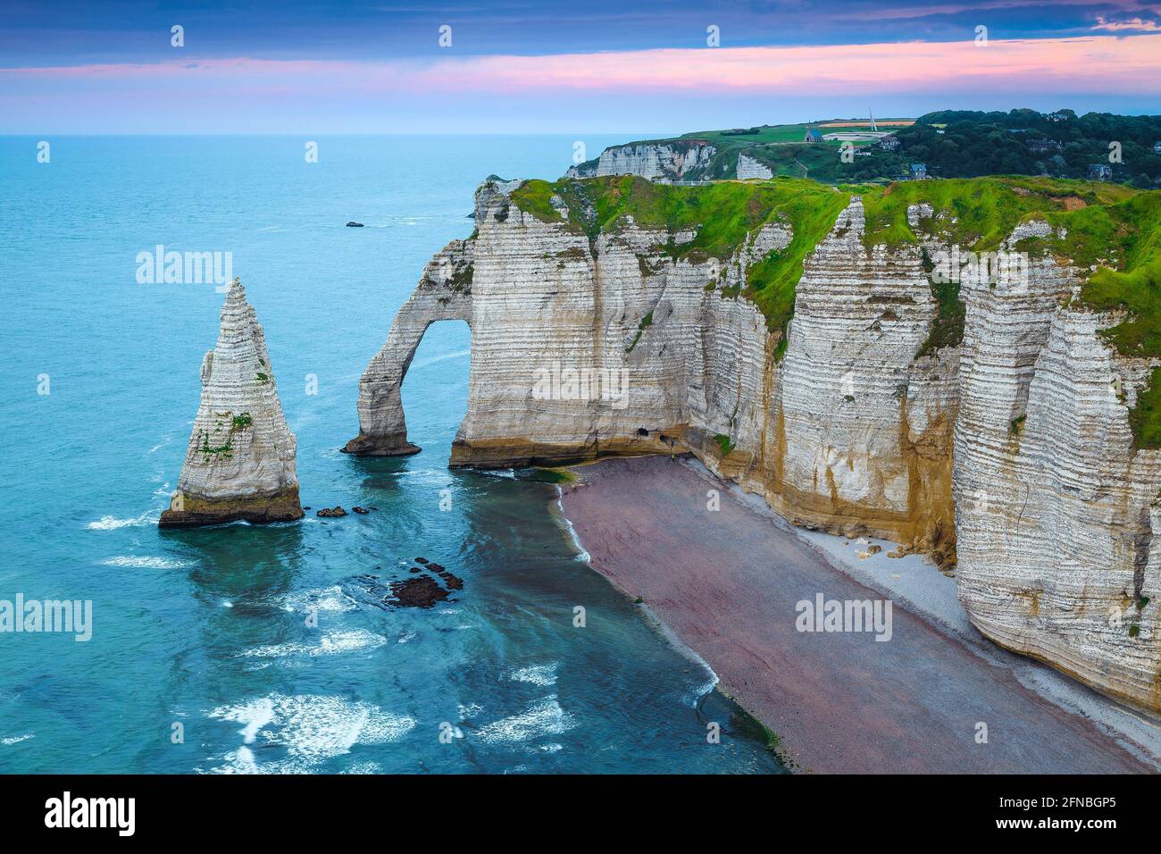 Atemberaubende Aussicht mit Atlantik und Gezeitenküste bei Sonnenaufgang, Etretat, Normandie, Frankreich, Europa Stockfoto