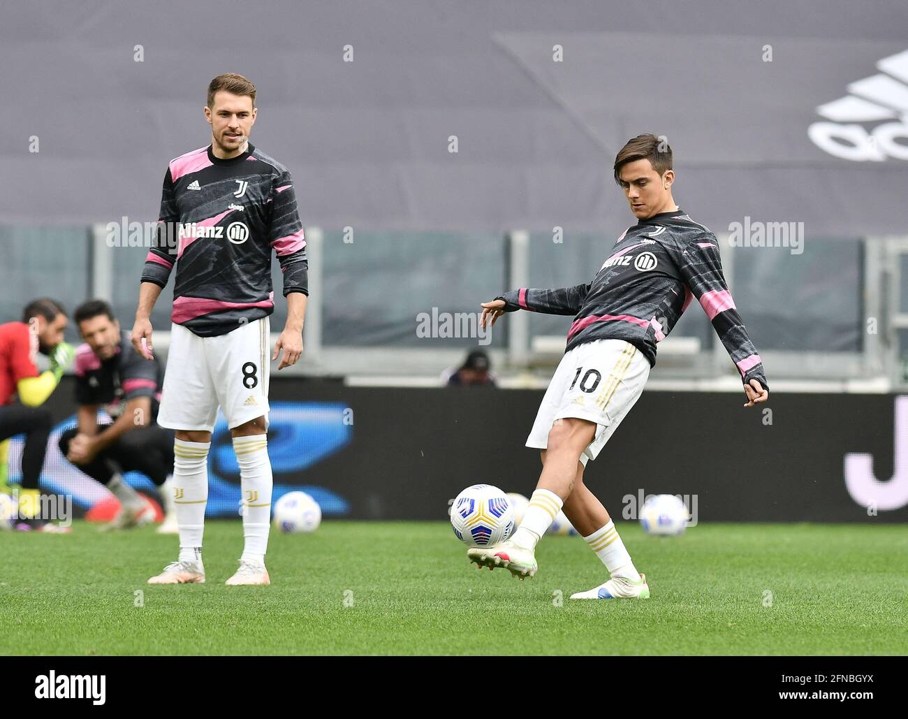 Paulo Dybala von Juventus FC und Aaron Ramsey von Juventus FC-Trainingsanzug  während des Fußballspiels der Serie A 2020/21 Zwischen Juven/LM  Stockfotografie - Alamy