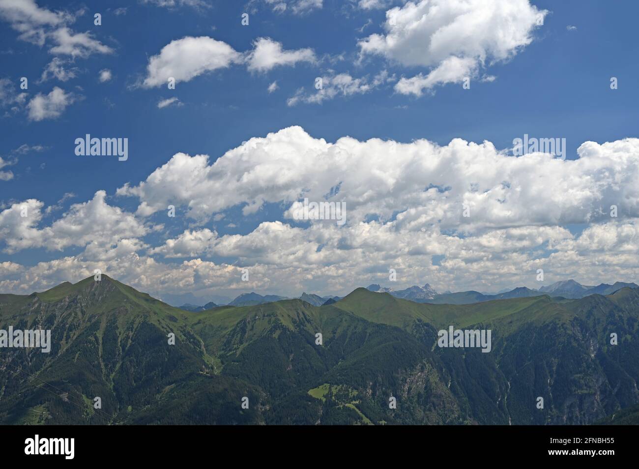 Stubnerkogel Berge und blauer Himmel mit Wolken Landschaft in Bad Gastein Österreich Stockfoto