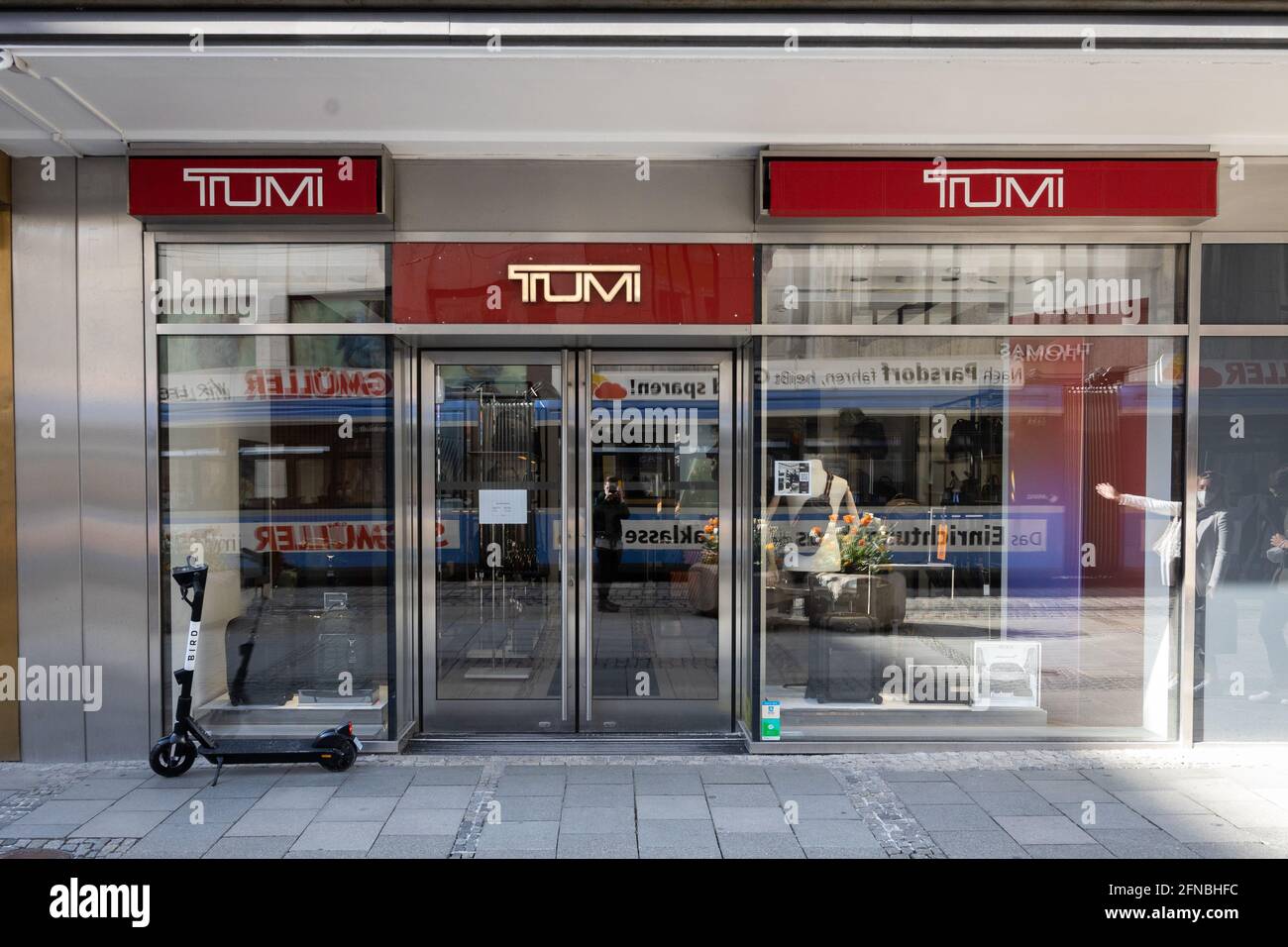 Tumi-Ladenschild in der Münchner Innenstadt Stockfoto