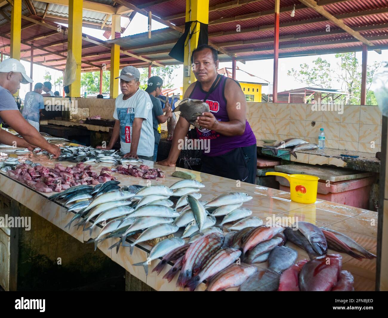 Kaimana, West Papua, Bird's Head Peninsula, Indonesien - Februar 2018: Fischmarkt in Asien in einer kleinen Stadt zwischen dem Regenwald am Ufer von Arg Stockfoto