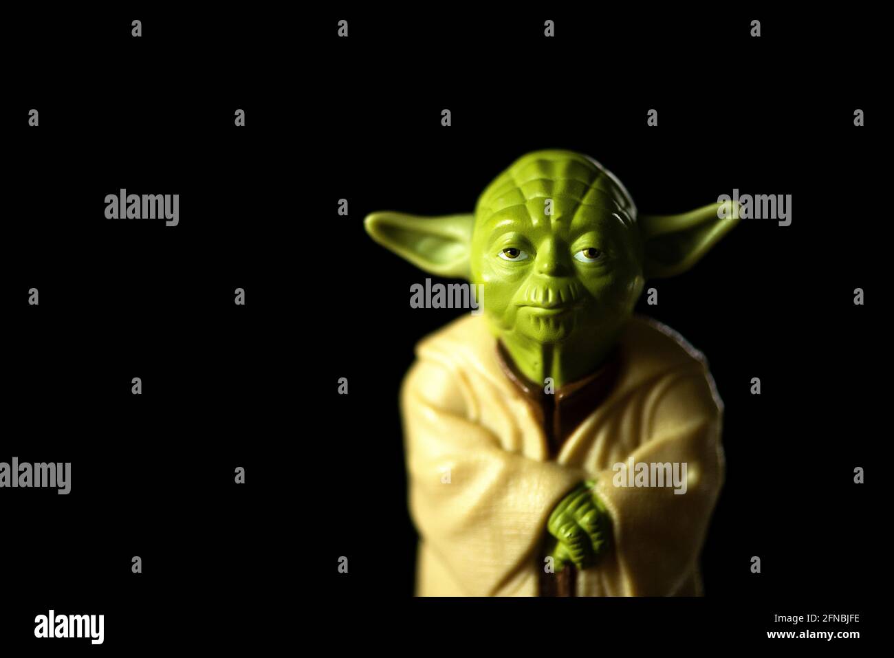 Riga, Lettland - 16,2021. Mai: Meister Yoda aus fiktiven Figuren aus Star Wars im Spielwarenladen für Kinder. Yoda dient als Großmeister des Jedi O Stockfoto
